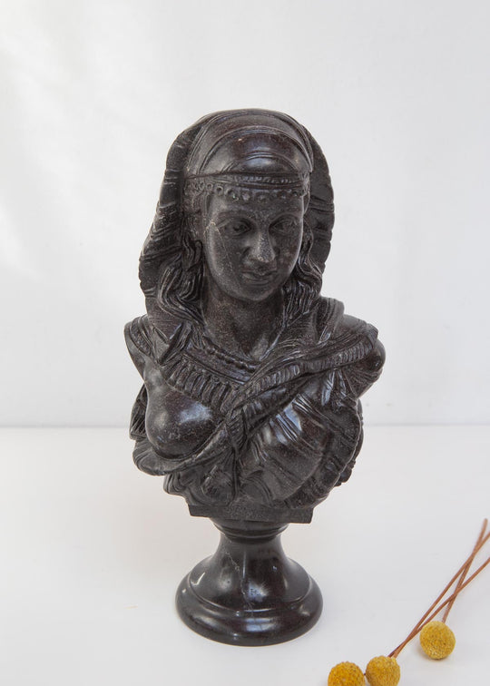 antiguo busto marmol gris antracita joven oriental 