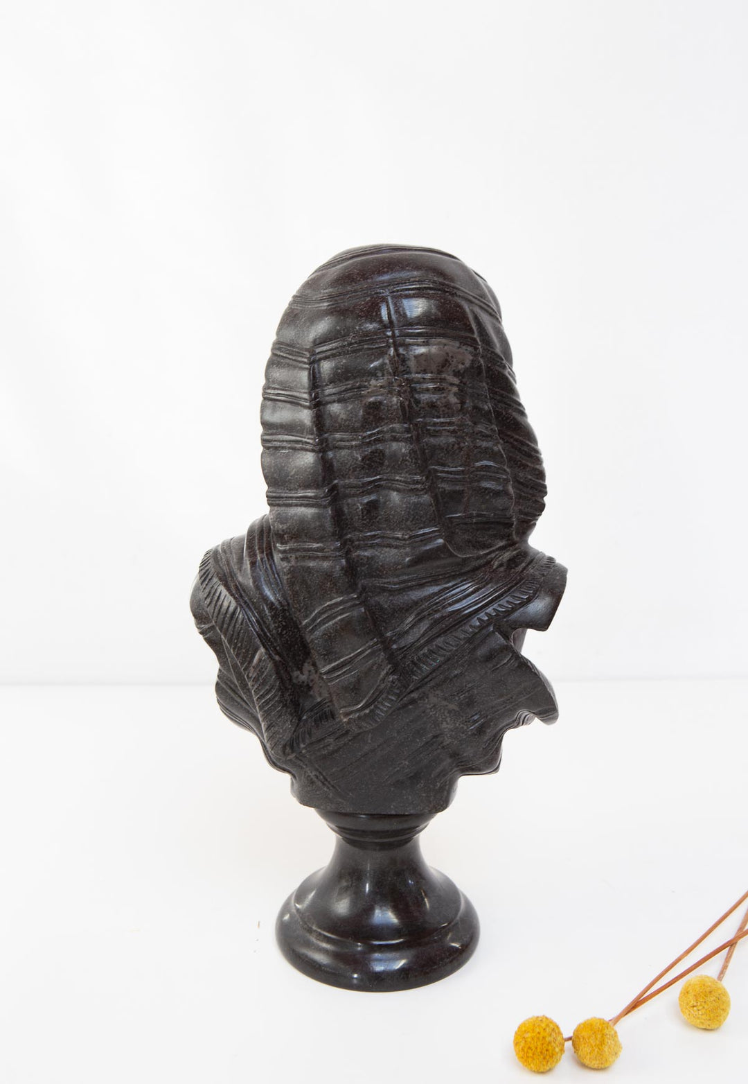 Antiguo busto de mármol gris / negro figura mujer joven oriental (33 cm)