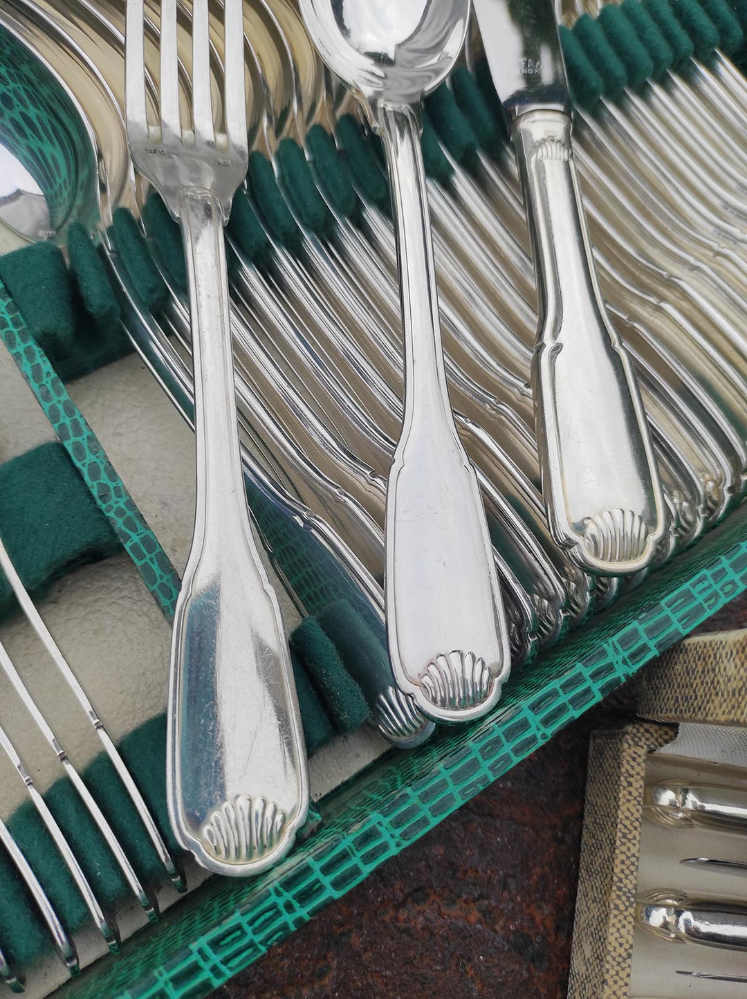 Cubertería en metal argenté para 12 SFAM estilo Louis XV "coquille" (49 PIEZAS)