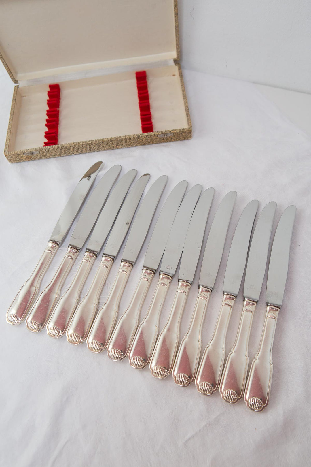 Cubertería en metal argenté para 12 SFAM estilo Louis XV "coquille" (49 PIEZAS)
