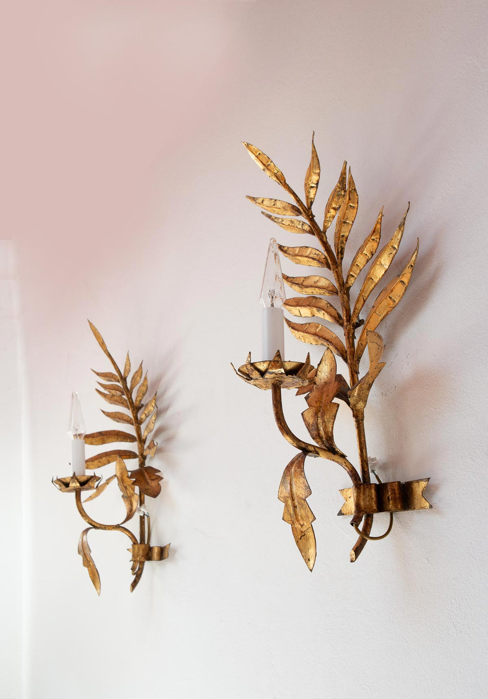 Pareja apliques italianos  metal dorado hojas  c. 1960/70 (52 cm)