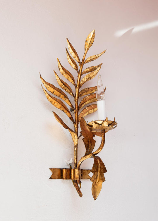 Pareja apliques italianos  metal dorado hojas  c. 1960/70 (52 cm)