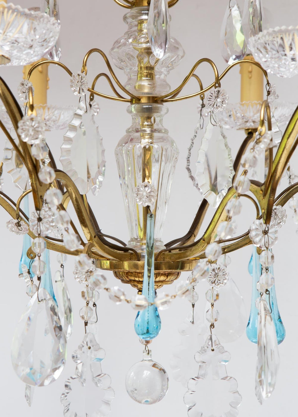 Chandelier francés bronce cristales gotas azules c. 1960 (61 cm)