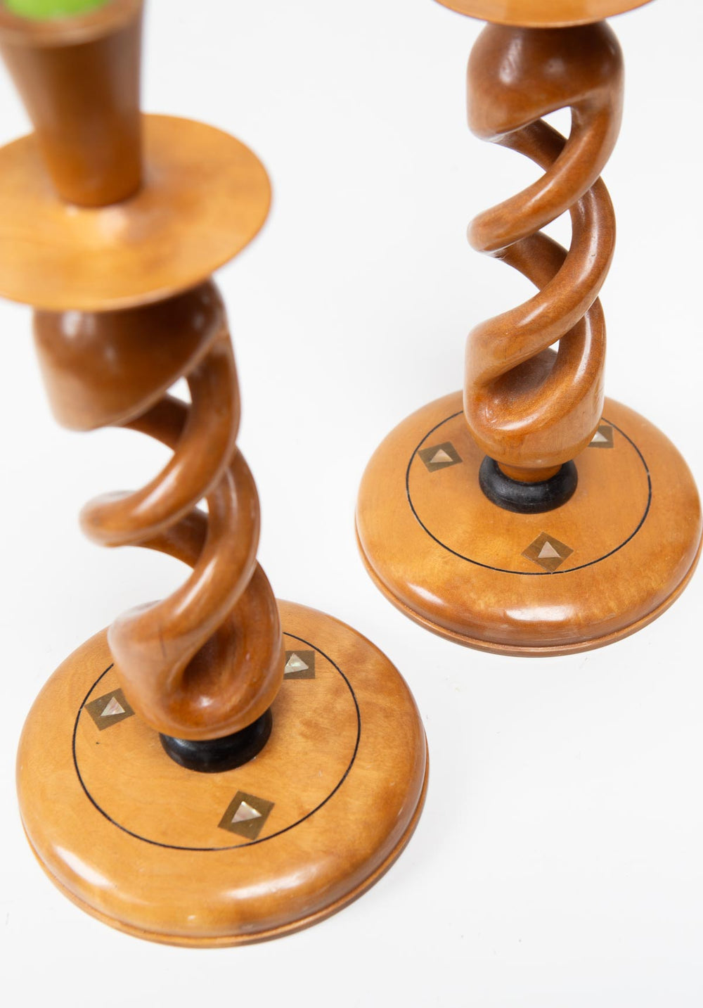 Pareja de candeleros suecos madera tallada marquetería nácar 1962 (26 cm)