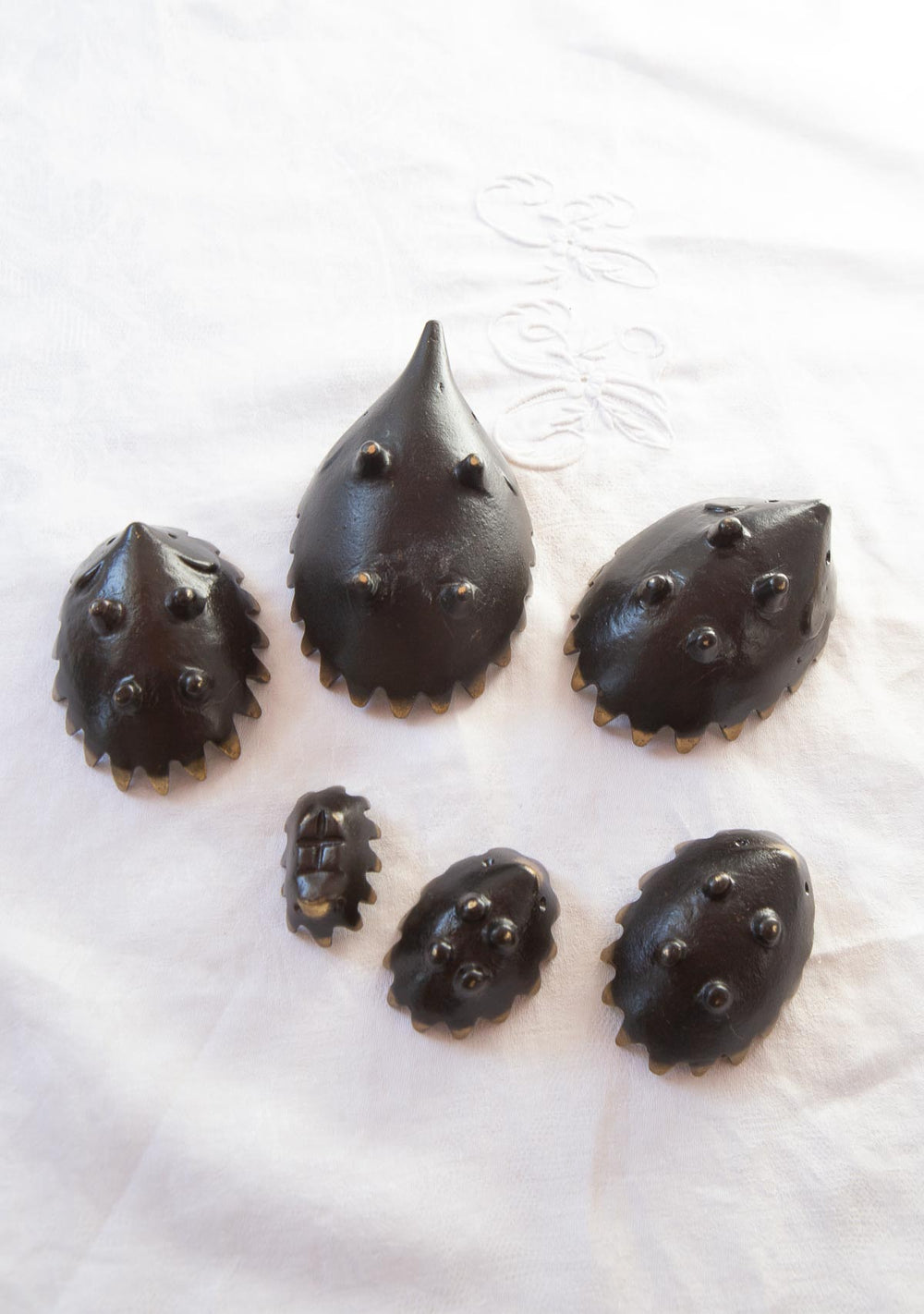 Juego erizos Walter Bosse latón pátina negra c. 1950s