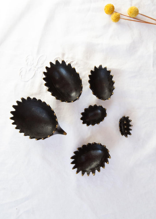 Juego erizos Walter Bosse latón pátina negra c. 1950s