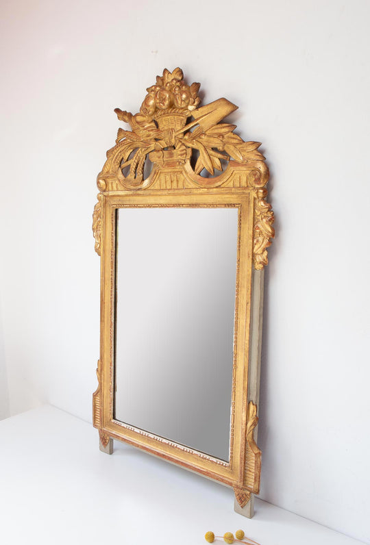 Antiguo espejo francés madera dorada con copete estilo Louis XVI (102*58,5 cm)