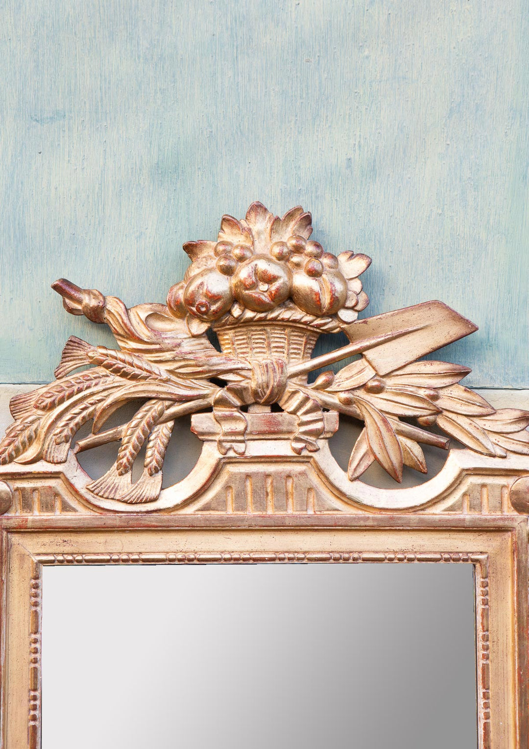 Antiguo espejo francés madera dorada con copete estilo Louis XVI (102*58,5 cm)