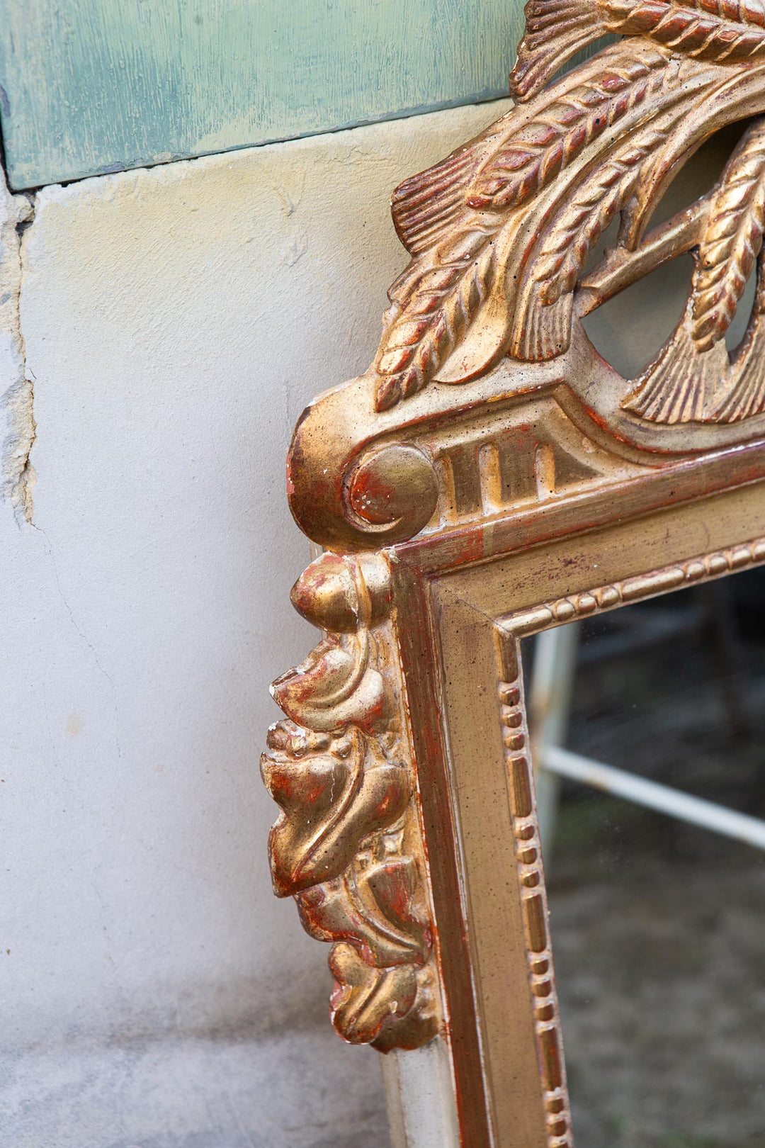 Antiguo espejo francés madera dorada con copete estilo Louis XVI (102*58,5 cm)