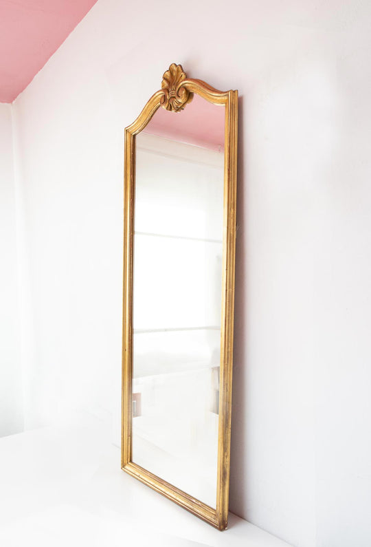 Espejo francés madera dorada oro fino con copete concha c. 1950s (124*51 cm)