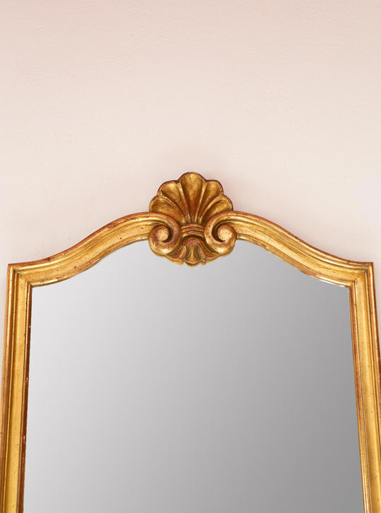 Espejo francés madera dorada oro fino con copete concha c. 1950s (124*51 cm)