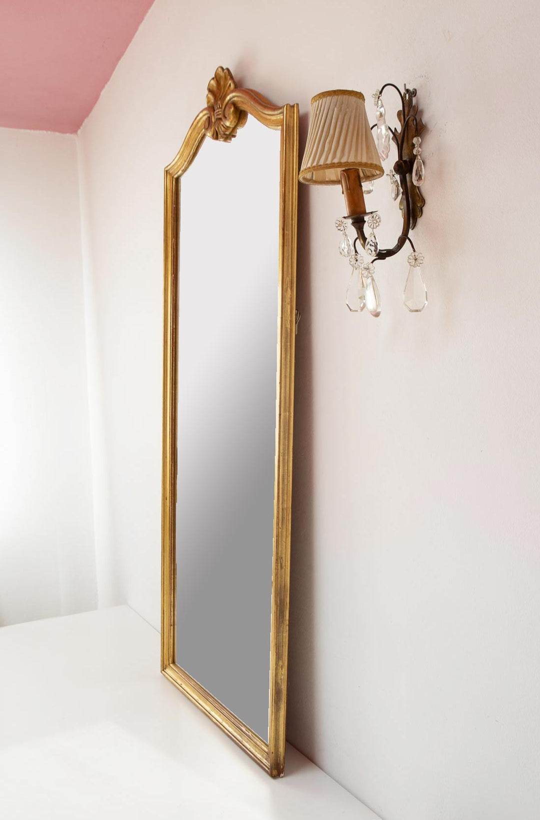 Espejo francés madera dorada oro fino con copete concha c. 1950s (124*51 cm)