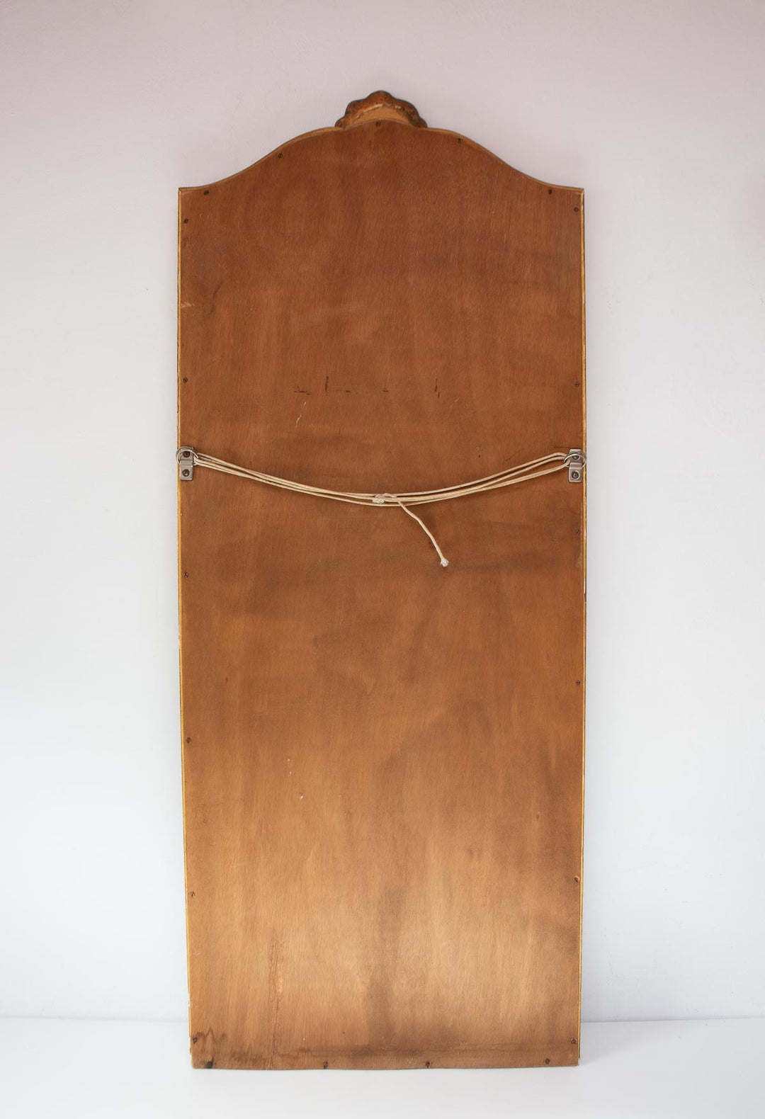 Espejo francés madera dorada oro fino con copete concha c. 1950s (124*51 cm)