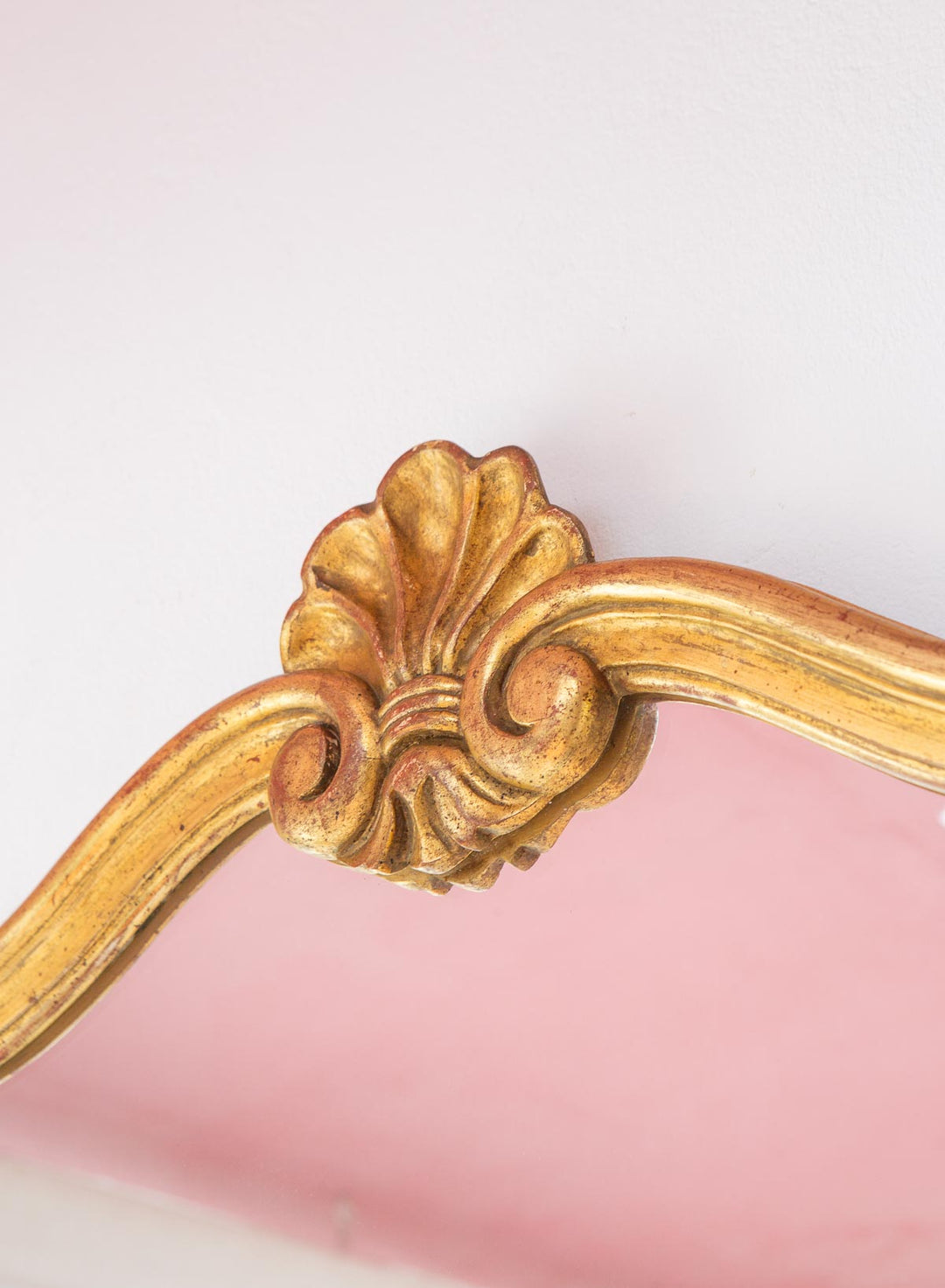 Espejo francés madera dorada oro fino con copete concha c. 1950s (124*51 cm)