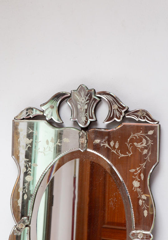 Espejo veneciano rectangular "pájaros" con cristal oval biselado y copete c. 1950