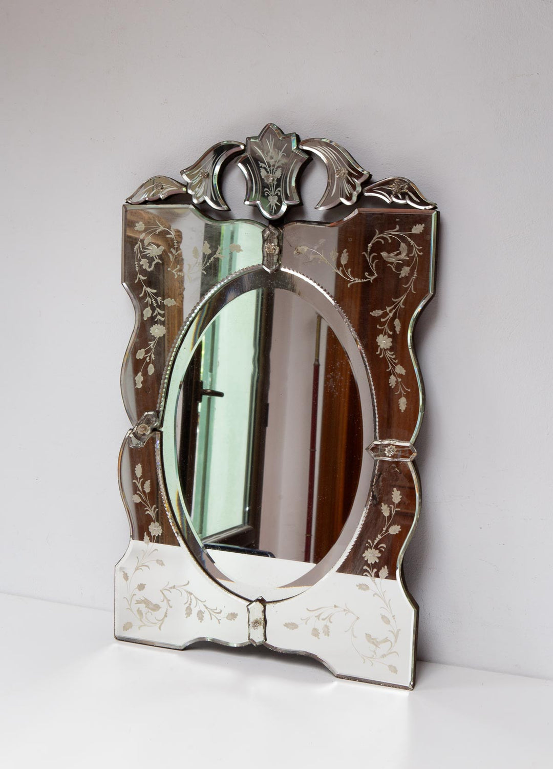 Espejo veneciano rectangular "pájaros" con cristal oval biselado y copete c. 1950