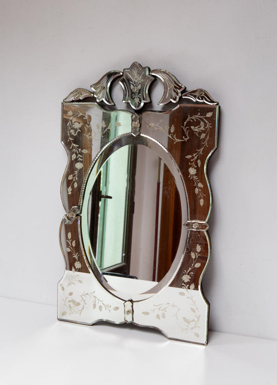 Espejo veneciano rectangular "pájaros" con cristal oval biselado y copete c. 1950