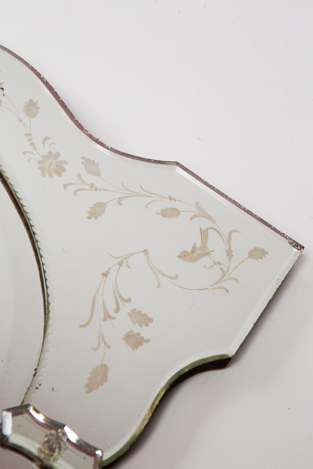 Espejo veneciano rectangular "pájaros" con cristal oval biselado y copete c. 1950