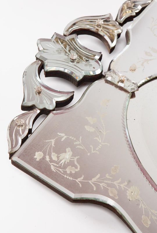 Espejo veneciano rectangular "pájaros" con cristal oval biselado y copete c. 1950