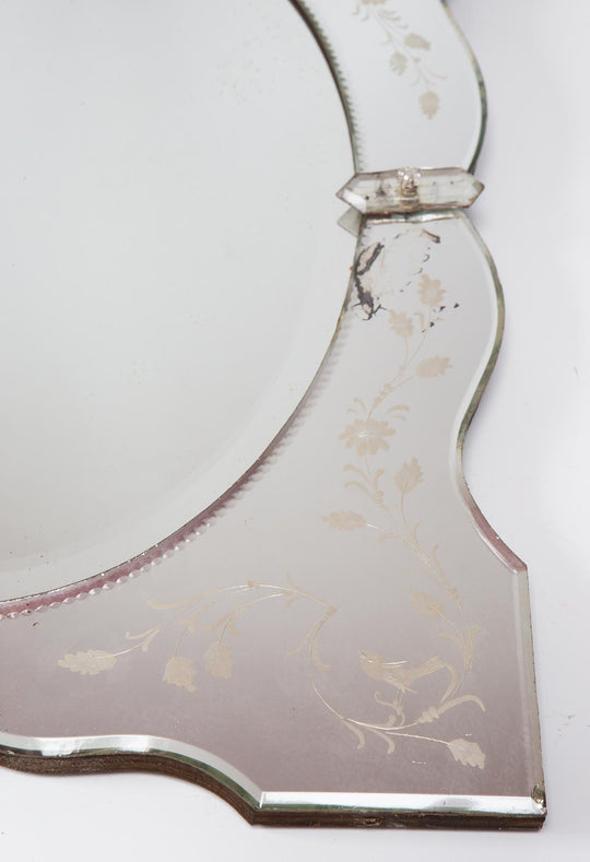 Espejo veneciano rectangular "pájaros" con cristal oval biselado y copete c. 1950