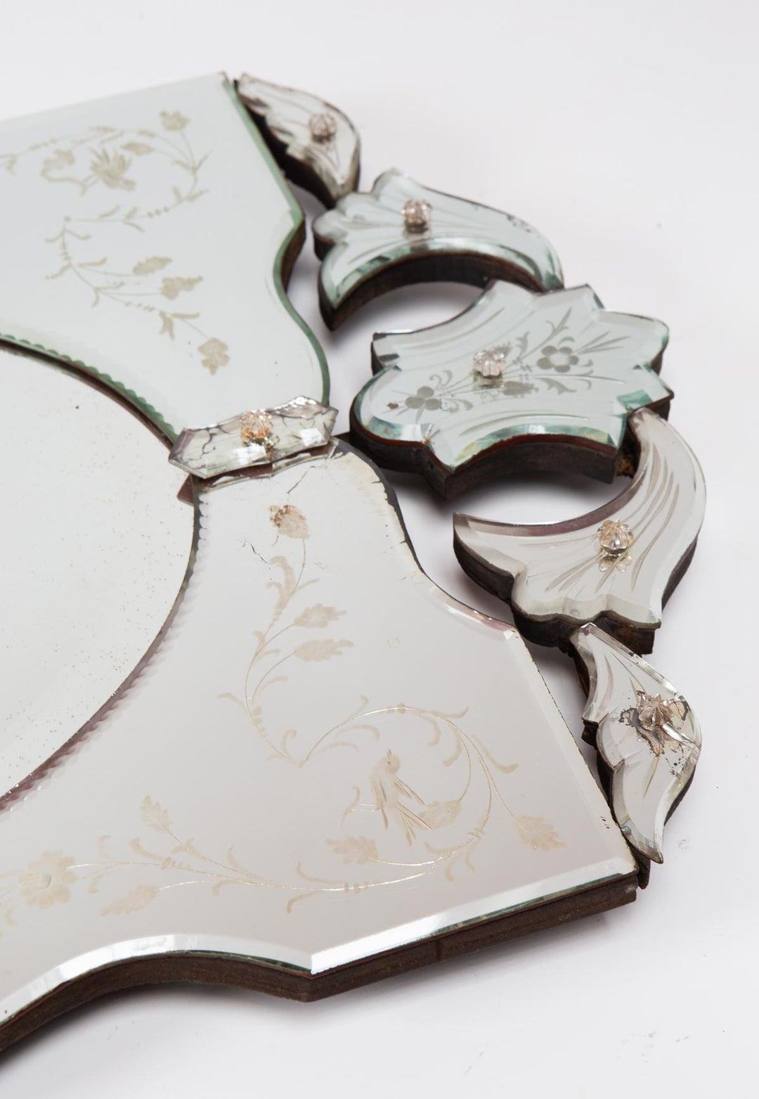 Espejo veneciano rectangular "pájaros" con cristal oval biselado y copete c. 1950