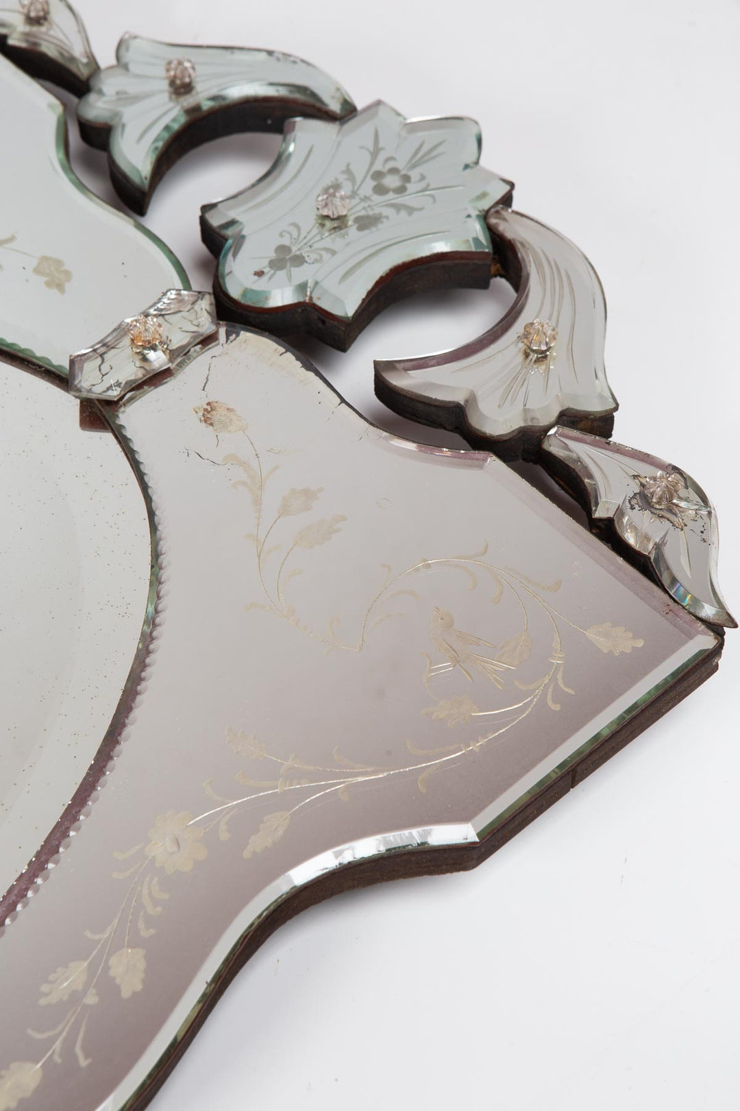 Espejo veneciano rectangular "pájaros" con cristal oval biselado y copete c. 1950