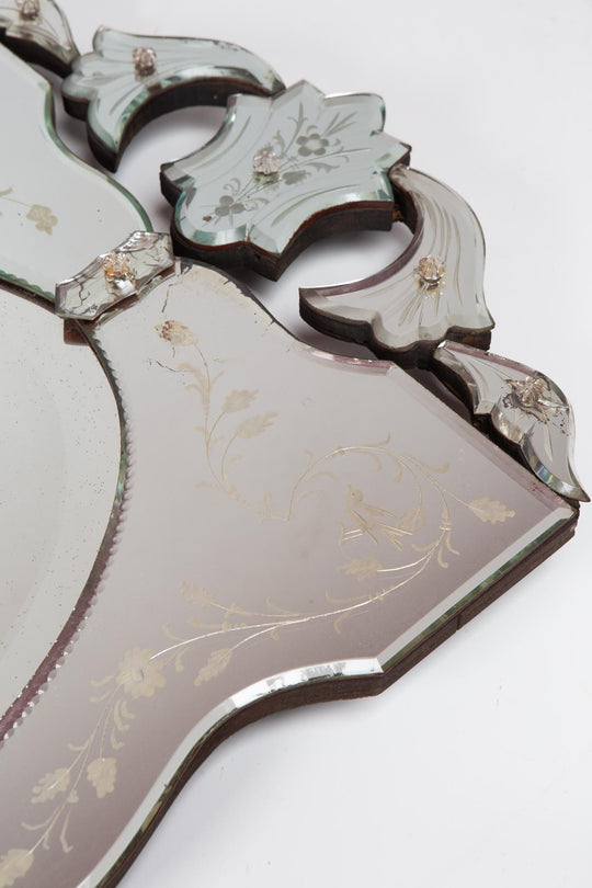 Espejo veneciano rectangular "pájaros" con cristal oval biselado y copete c. 1950