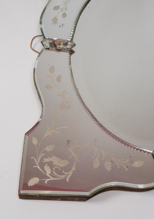 Espejo veneciano rectangular "pájaros" con cristal oval biselado y copete c. 1950