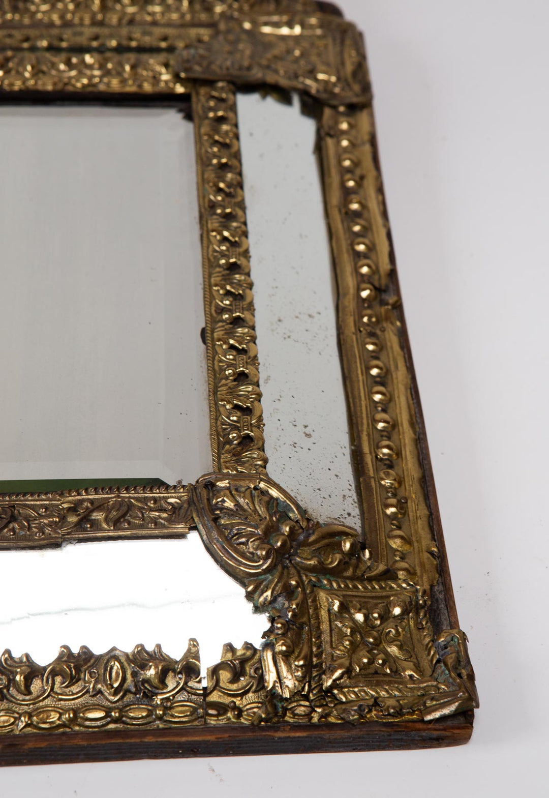 Antiguo espejo francés latón repujado con copete s. XIX (60*34 cm)