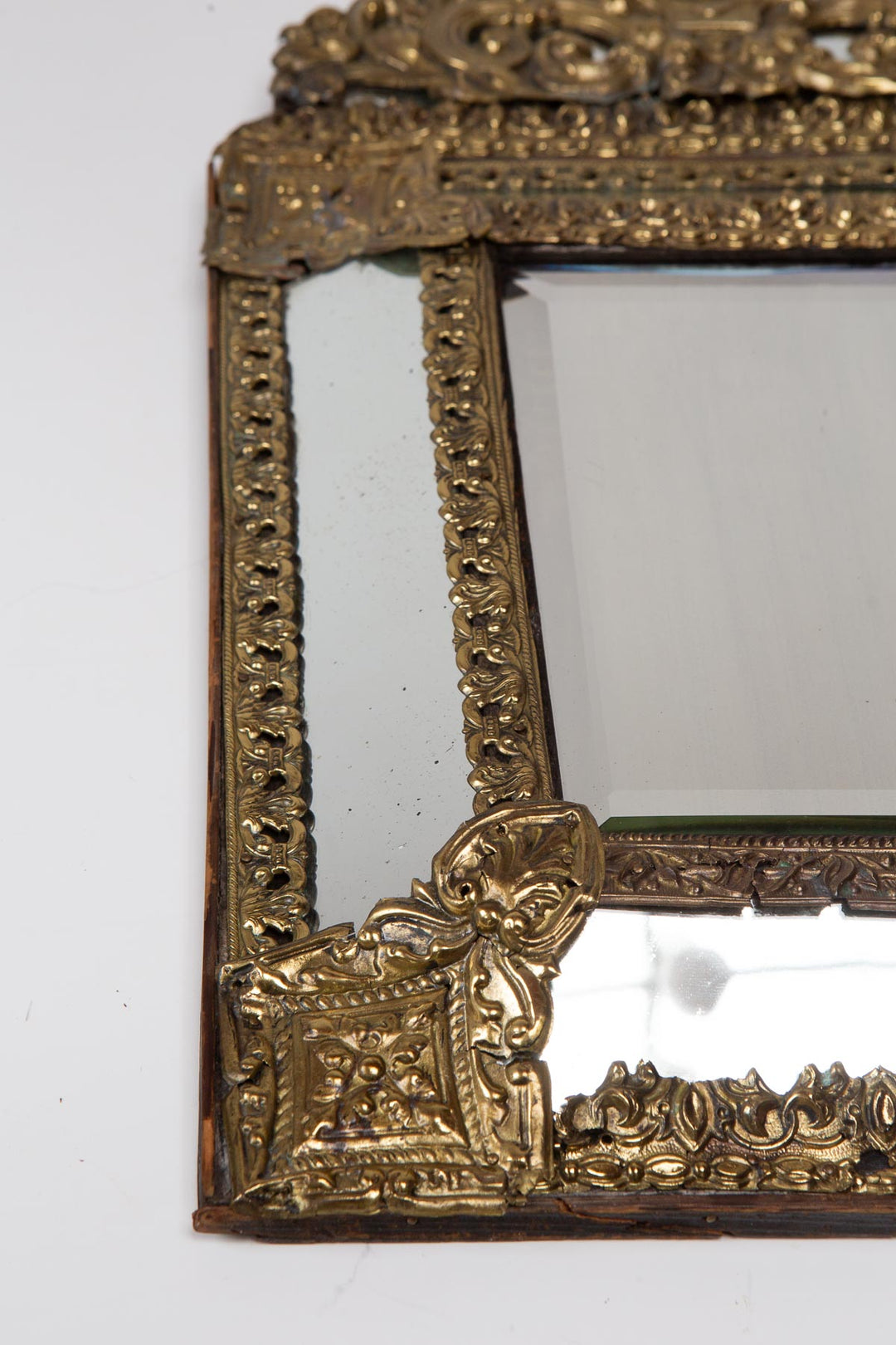 Antiguo espejo francés latón repujado con copete s. XIX (60*34 cm)