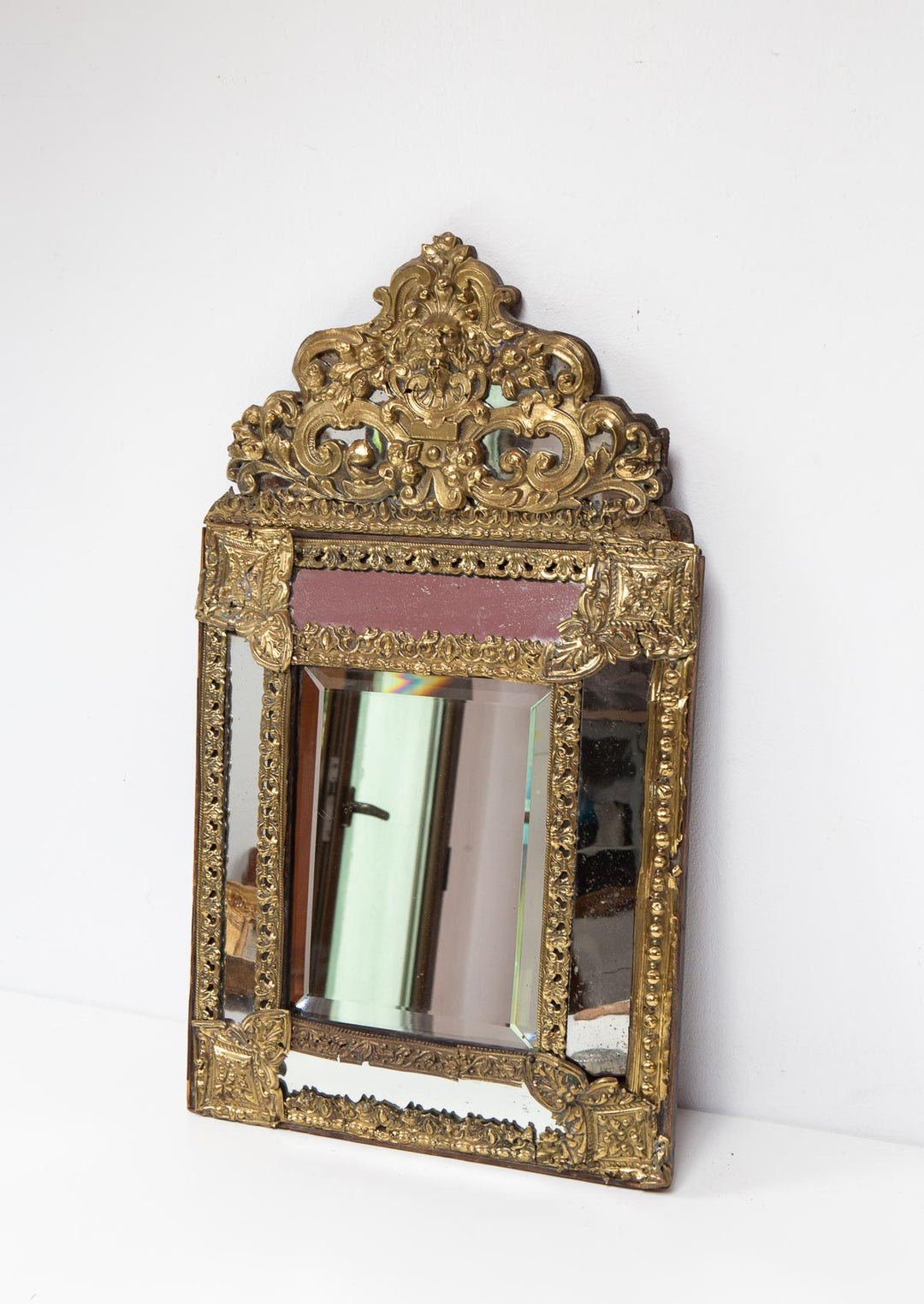 Antiguo espejo francés latón repujado con copete s. XIX (60*34 cm)