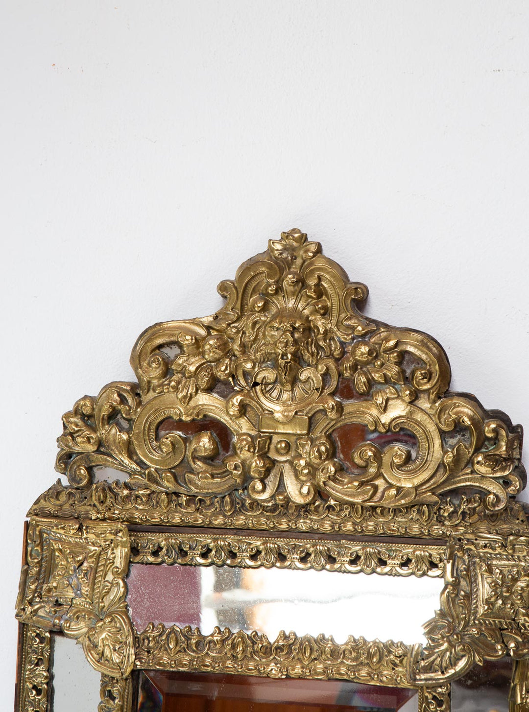 Antiguo espejo francés latón repujado con copete s. XIX (60*34 cm)