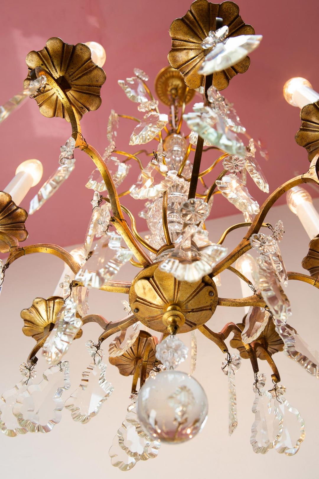 Antiguo chandelier francés latón, bronce y cristales c. 1930s (52 cm)