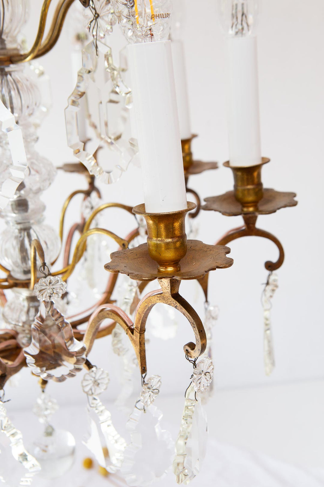Antiguo chandelier francés latón, bronce y cristales c. 1930s (52 cm)
