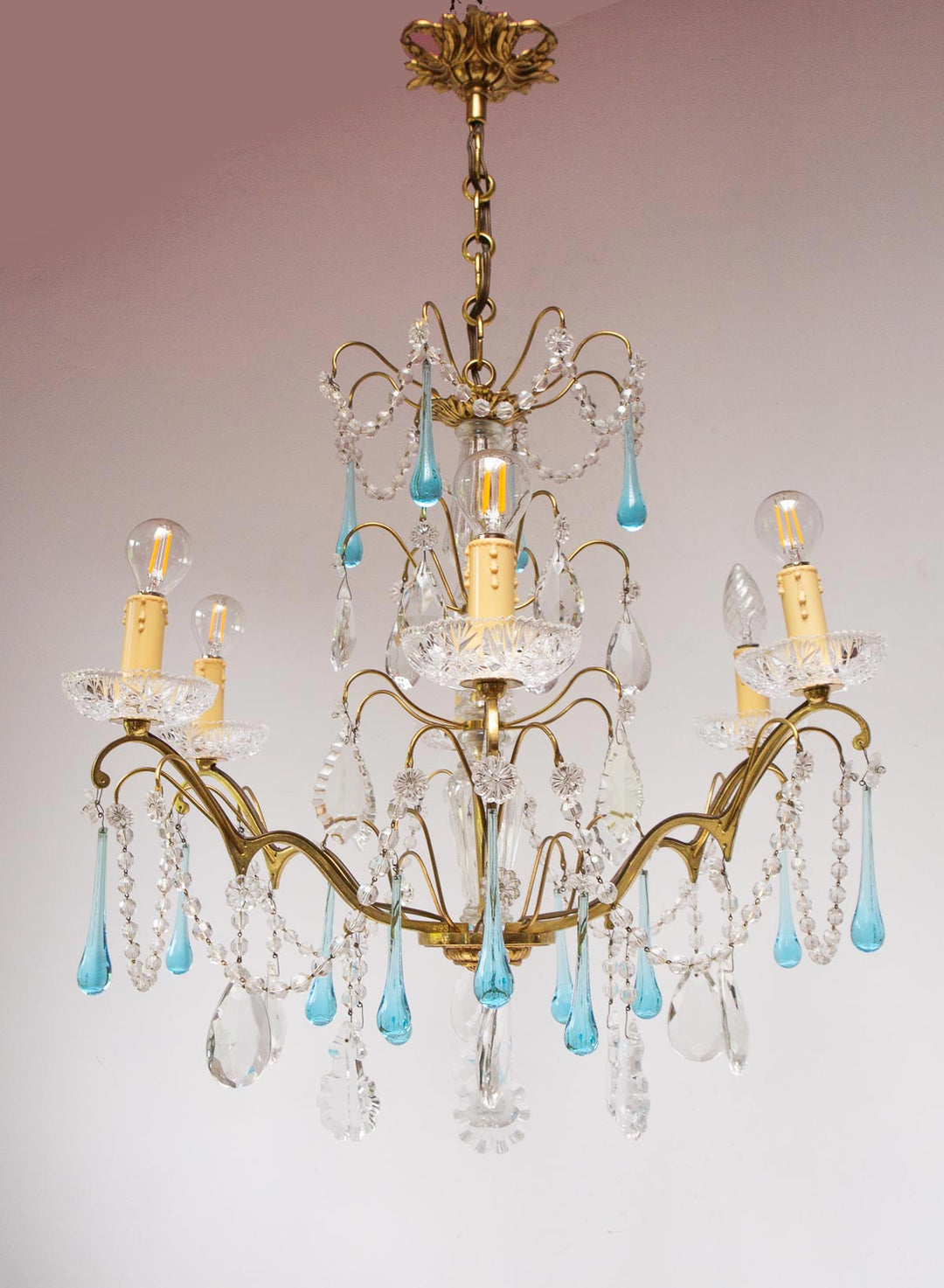 Chandelier francés bronce cristales gotas azules c. 1960 (61 cm)