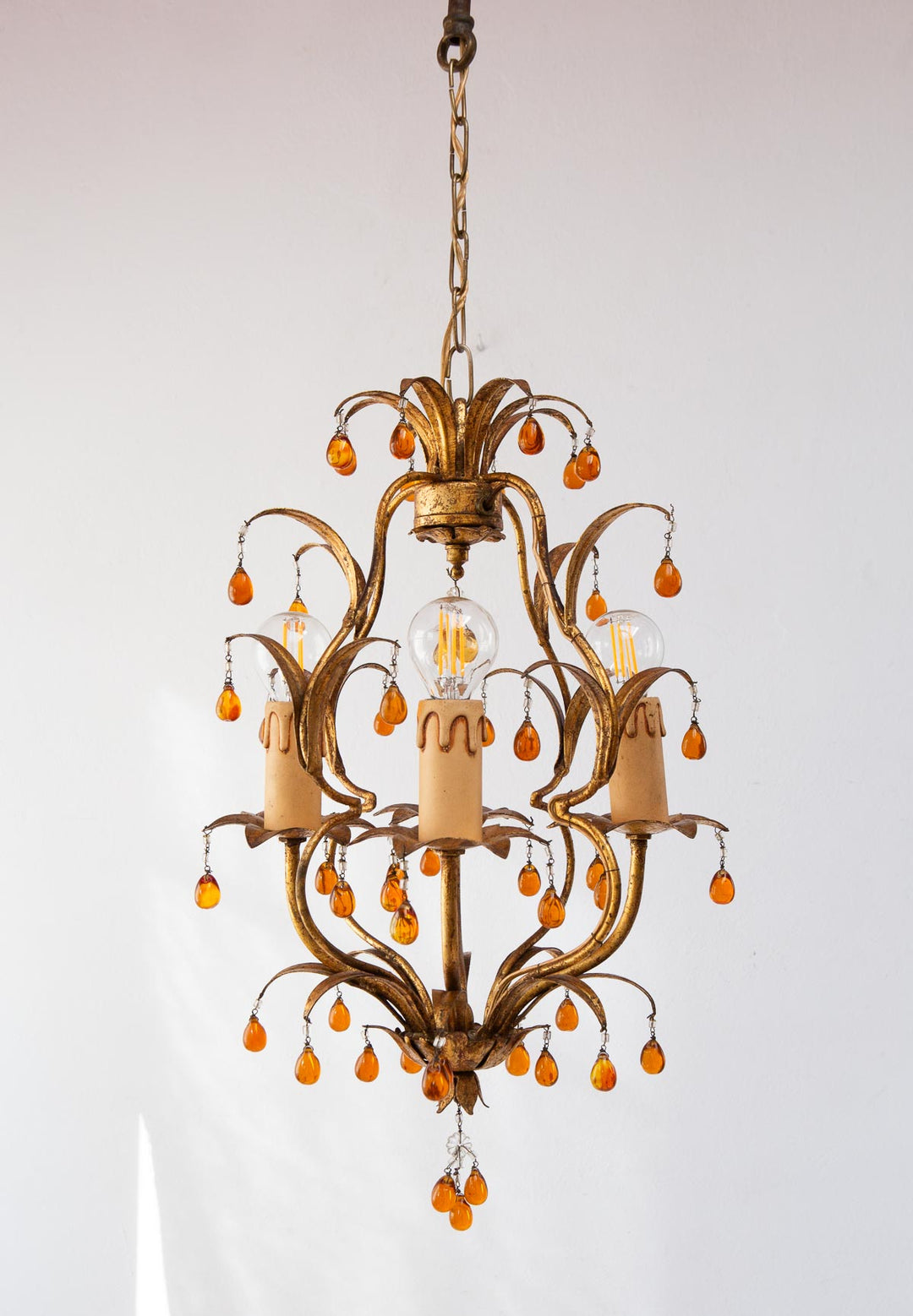 Pequeño chandelier italiano metal dorado con hojas y flores c. 1960 (30 cm)