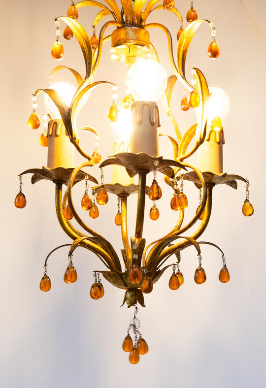 Pequeño chandelier italiano metal dorado con hojas y flores c. 1960 (30 cm)