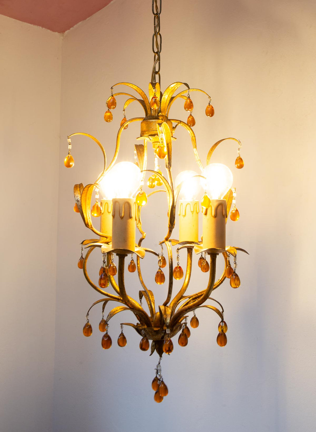 Pequeño chandelier italiano metal dorado con hojas y flores c. 1960 (30 cm)