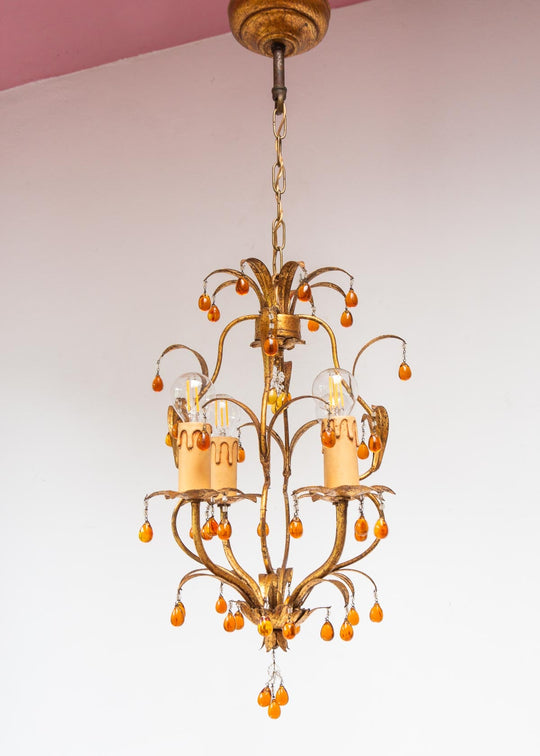 Pequeño chandelier italiano metal dorado con hojas y flores c. 1960 (30 cm)