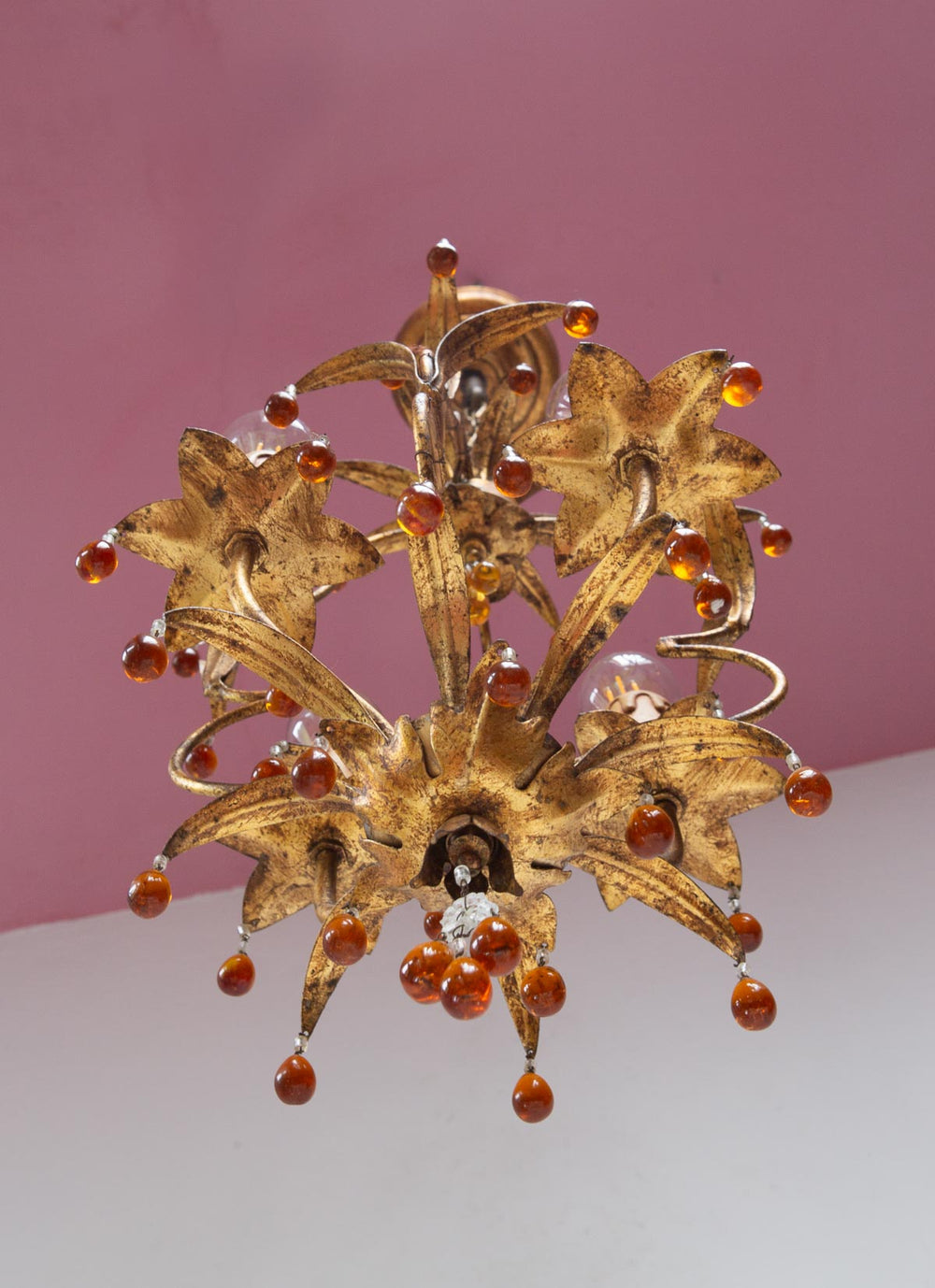 Pequeño chandelier italiano metal dorado con hojas y flores c. 1960 (30 cm)