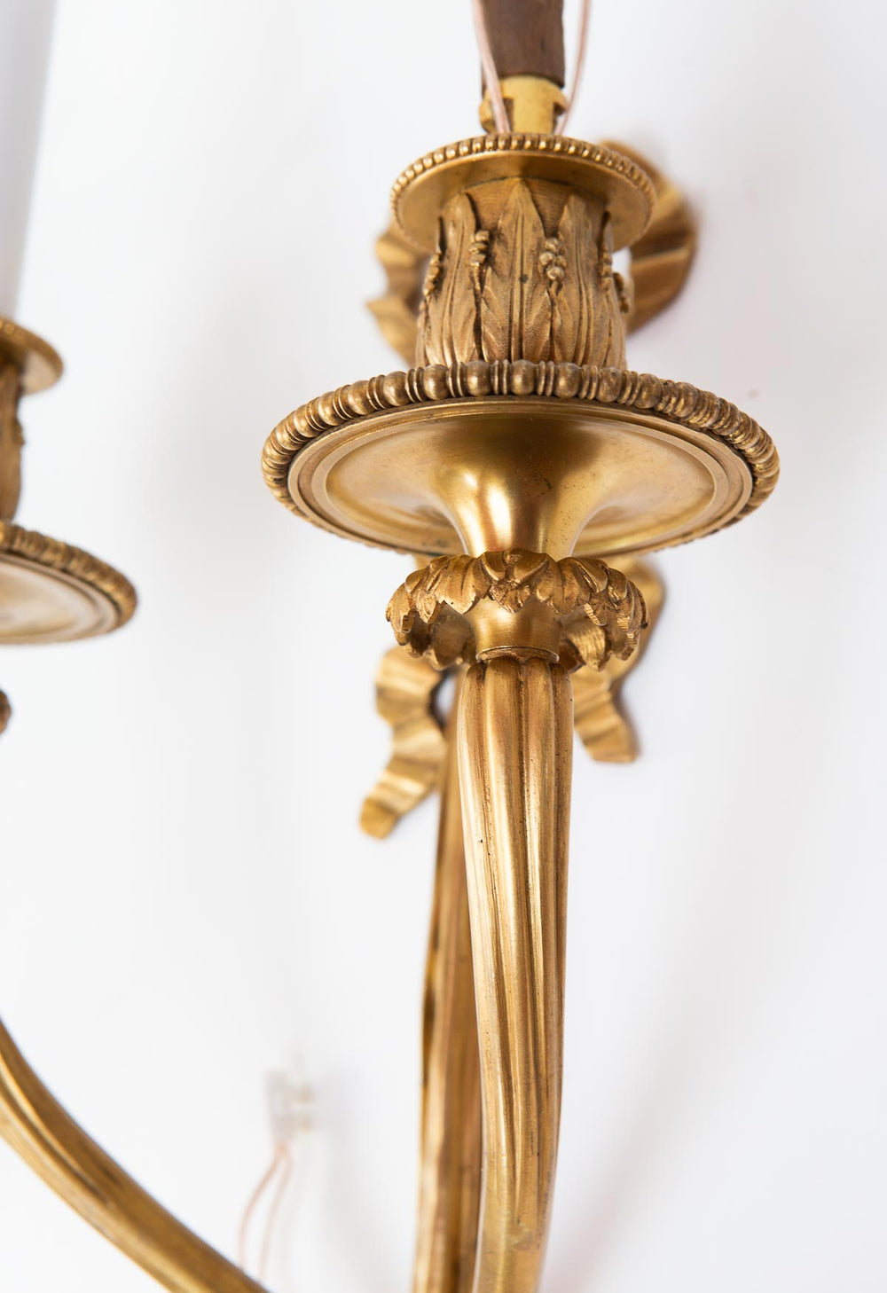 Pareja grandes apliques franceses bronce dorado estilo Louis XVI (58 cm)