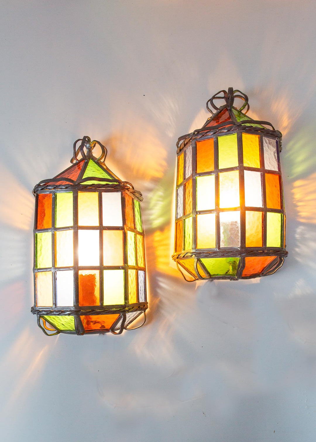 Pareja apliques estilo vidriera plomo y cristal colores c. 1970s