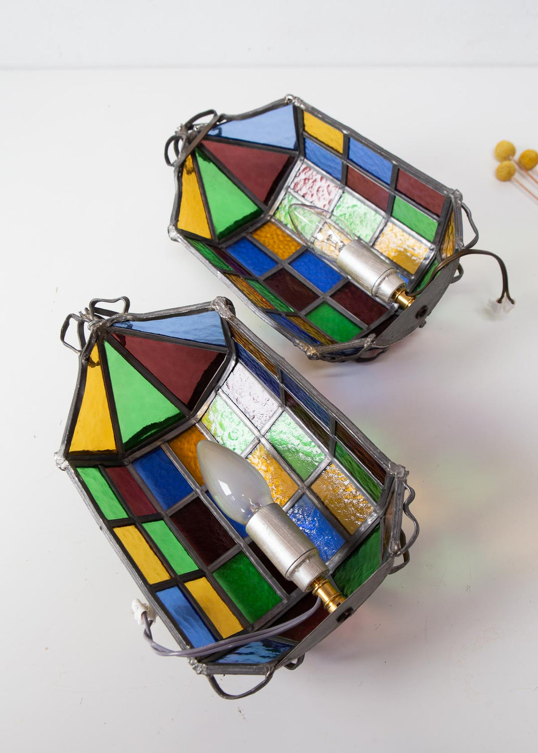 Pareja apliques estilo vidriera plomo y cristal colores c. 1970s