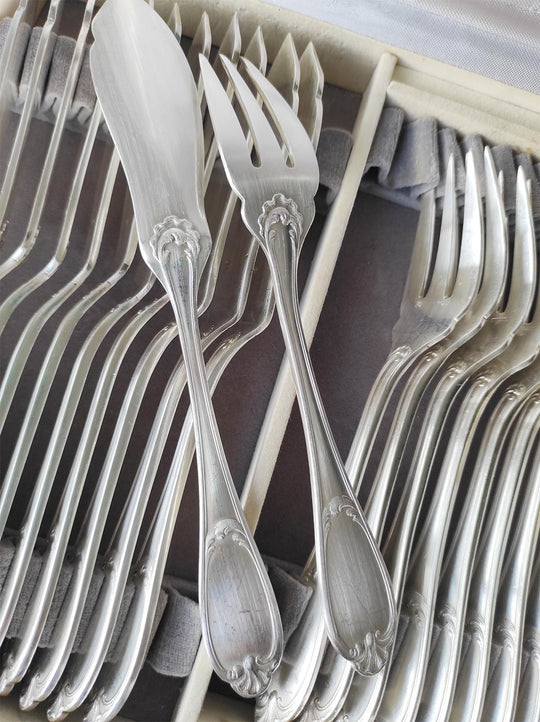Cubiertos pescado PARA 12 ERCUIS c. 1940/50s estilo Louis XV (24 PIEZAS)