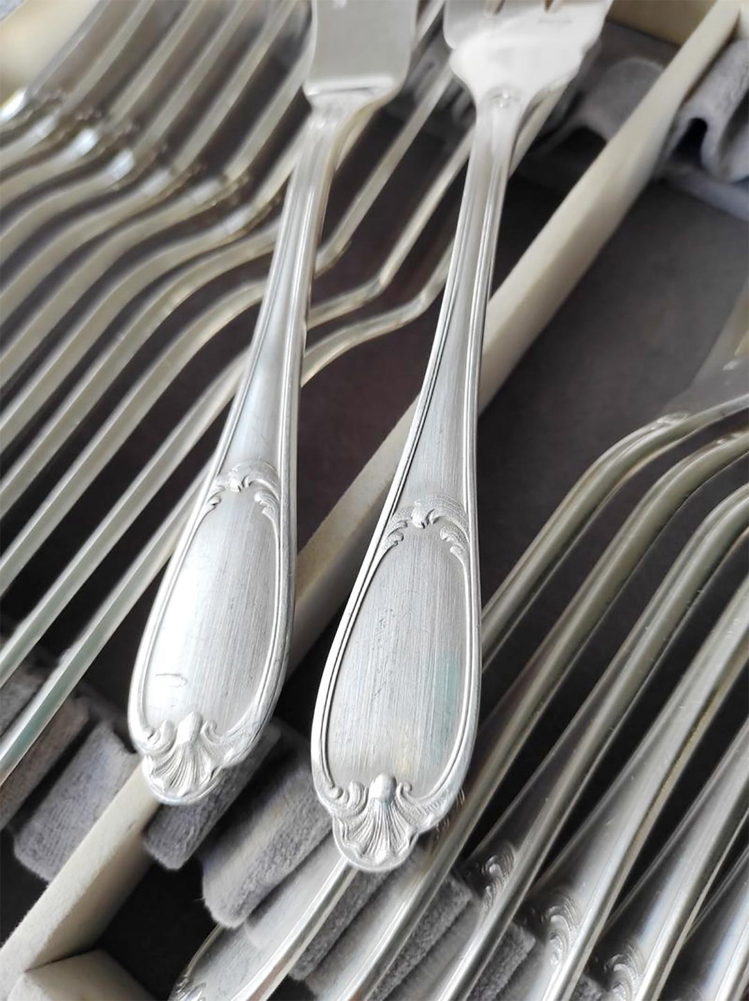 Cubiertos pescado PARA 12 ERCUIS c. 1940/50s estilo Louis XV (24 PIEZAS)