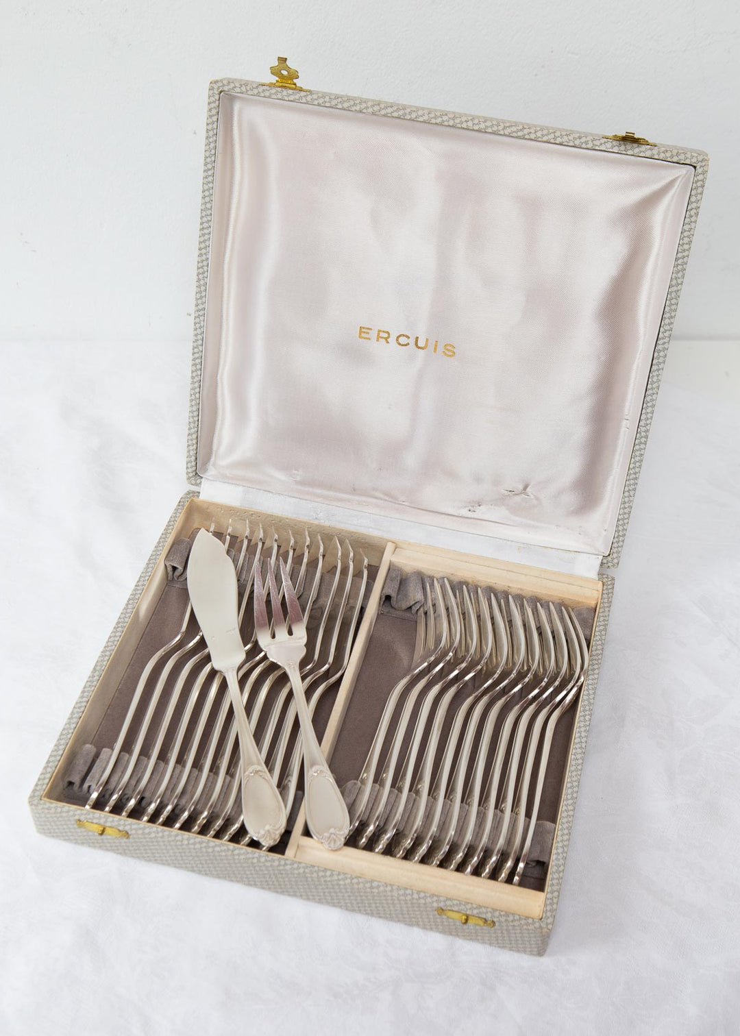 Cubiertos pescado PARA 12 ERCUIS c. 1940/50s estilo Louis XV (24 PIEZAS)