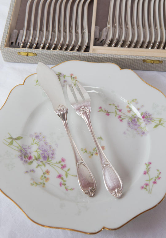 Cubiertos pescado PARA 12 ERCUIS c. 1940/50s estilo Louis XV (24 PIEZAS)