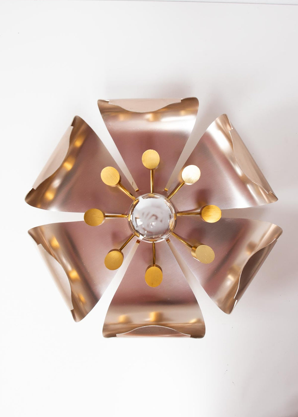 Plafón o aplique "flor" aluminio y latón estilo space age c. 1980s (36 cm)