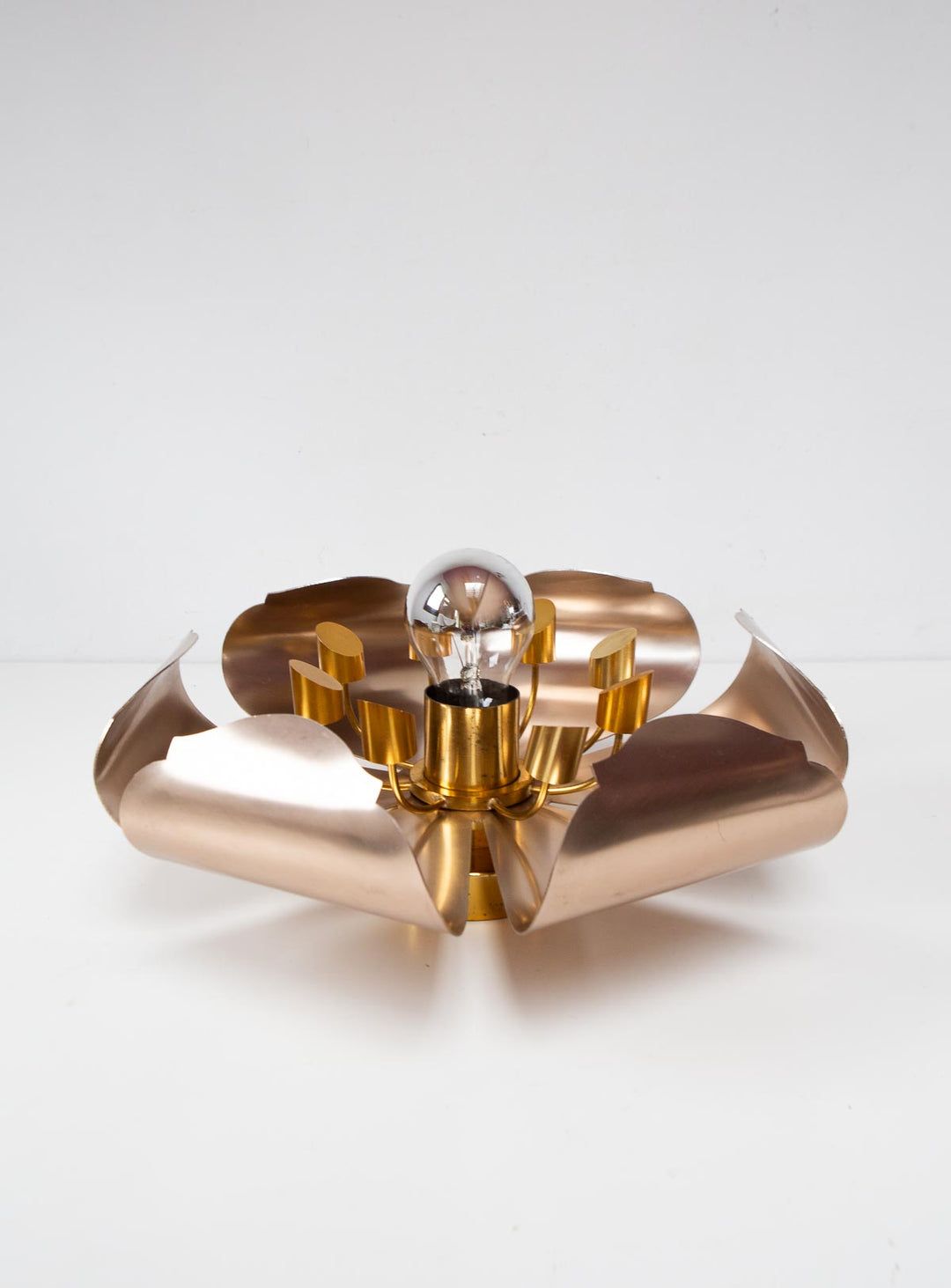 Plafón o aplique "flor" aluminio y latón estilo space age c. 1980s (36 cm)