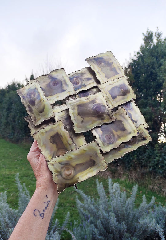 Escultura o aplique láminas latón USA c. 1970s (28 cm)